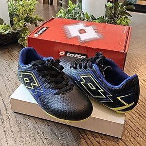 Boys soccor cleat shoe size 1.5 NWT